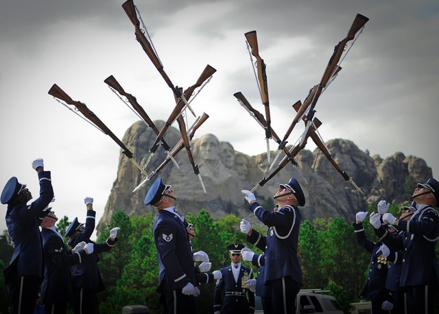Tiêu binh của Không quân Mỹ biểu diễn tại núi Rushmore.