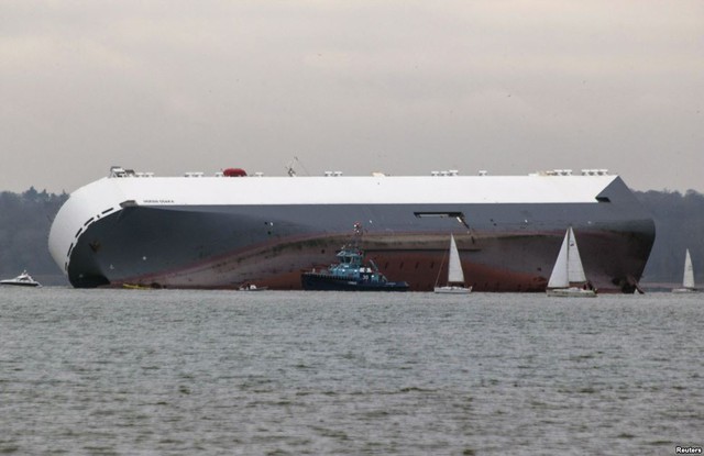 Tàu chở hàng Hoegh Osaka bị lật nghiên tại vùng cửa sông Solent, gần Southampton, Anh.