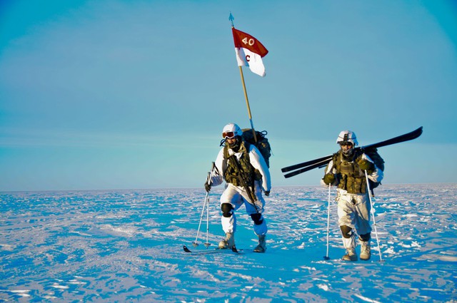 2 lính dù di chuyển đến vị trí tập hợp sau khi nhảy dù xuống Deadhorse, Alaska.