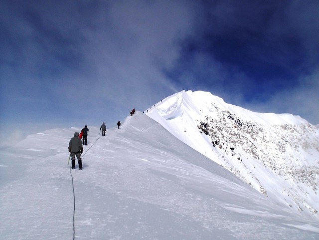 Binh lính thuộc Lữ đoàn bộ binh số 4 và Sư đoàn bộ binh 25 leo lên núi Mckinley ở vườn quốc gia Denali, Alaska.