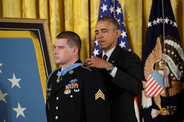 Tổng thống Mỹ, Barack Obama trao huân chương danh dự cho trung sĩ Kyle White.