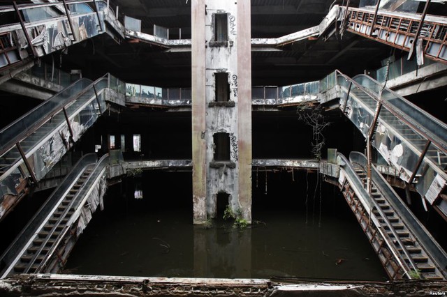 Siêu thị bỏ hoang ngập trong nước lũ ở Bangkok, Thái Lan.