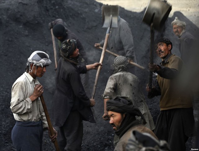Người lao động xúc than lên xe tải tại một bãi than ở ngoại ô thành phố Kabul, Afghanistan.