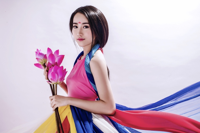 Trong bộ hình này, Hồng Loan khoác lên mình bộ trang phục truyền thống, chiếc áo tứ thân nhiều màu sắc.