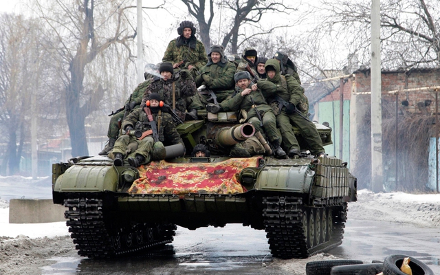 Các thành viên của lực lượng vũ trang ly khai ngồi trên xe tăng ở ngoại ô thành phố Donetsk, miền đông Ukraine.