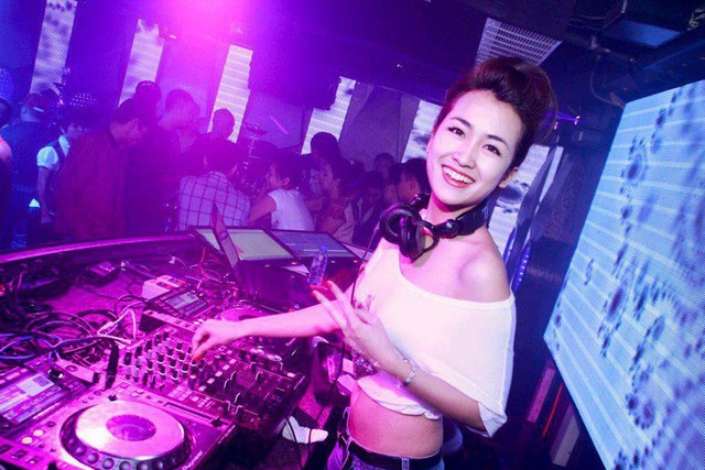DJ Trang Moon sở hữu vẻ đẹp khá nữ tính và có phần hơi điệu đà.