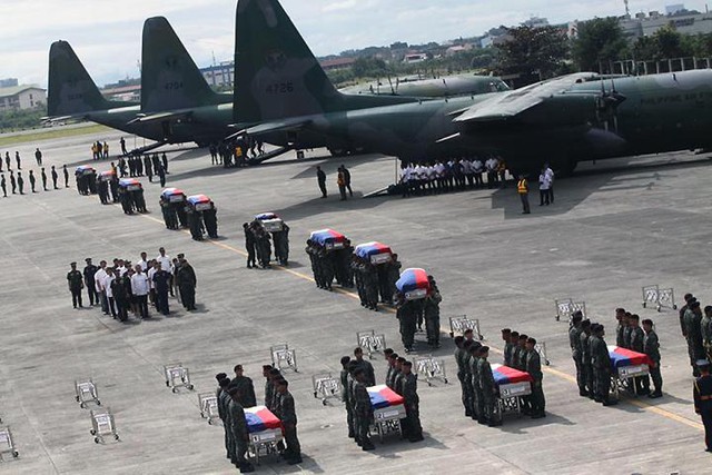 Thi thể của những cảnh sát thiệt mạng được đưa về sân bay Villamor trên 3 chiếc C-130