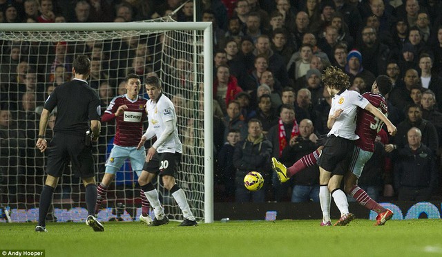 Blind vô lê mang về 1 điểm cho Man United