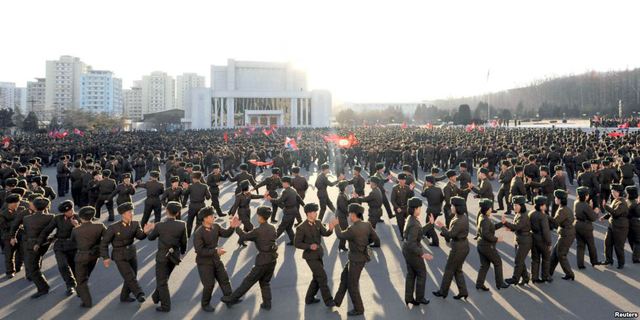Các binh sĩ nhảy múa mừng ngày thành lập lực lượng vũ trang Triều Tiên tại thủ đô Bình Nhưỡng.