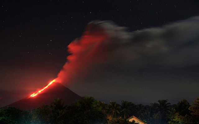 Khói bụi và dung nham nóng phun trào từ núi lửa Soputan tại Minahasa, Indonesia.