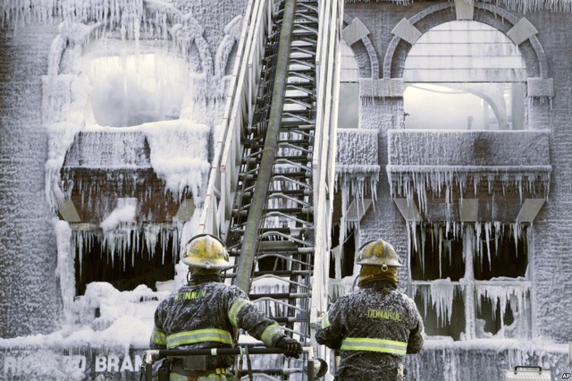 Lính cứu hỏa làm việc tại hiện trường một vụ cháy qua đêm ở Philadelphia, bang Pennsylvania, Mỹ.