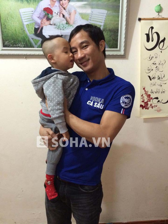 Niềm vui của cựu danh thủ Việt Nam là ở bên cậu con trai