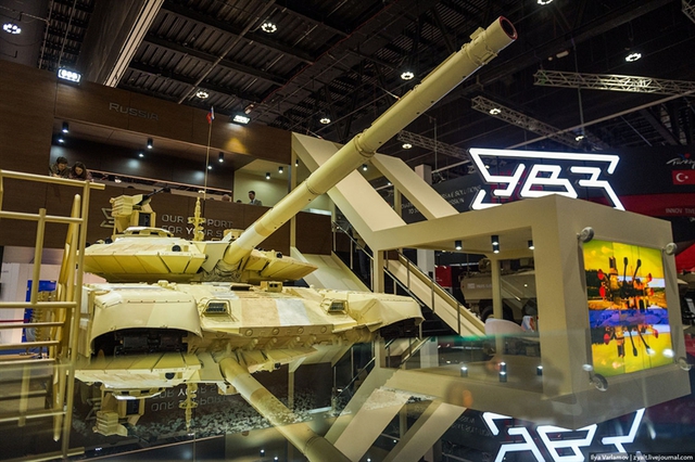 Siêu tăng nâng cấp T-90MS thích nghi với môi trường tác chiến sa mạc đã được công ty UVZ (Nga) mang tới triển lãm IDEX-2015 với hy vọng tìm kiếm khách hàng Trung Đông.