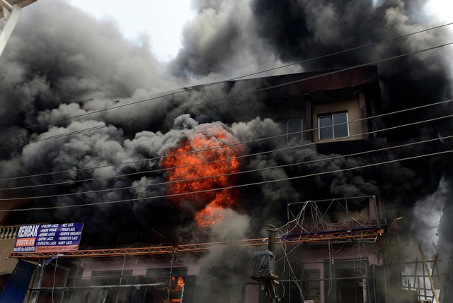 Khói đen bốc lên nghi ngút từ hiện trường vụ hỏa hoạn tại khu chợ Idumota ở Lagos, Nigeria.