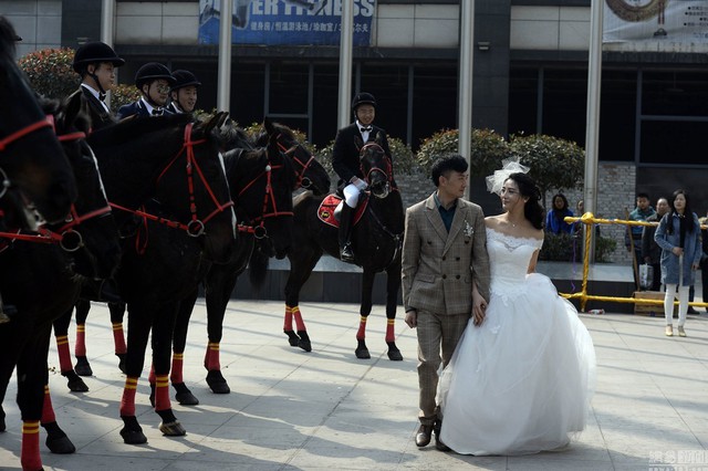Hình ảnh cô dâu và chú rể đứng trước đội kỵ mã