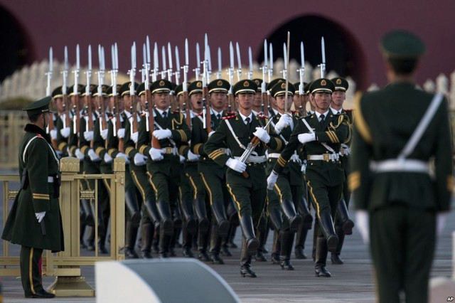 Cảnh sát bán quân sự Trung Quốc duyệt binh trong lễ hạ cờ tại quảng trường Thiên An Môn ở thủ đô Bắc Kinh.