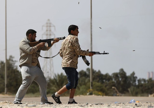 Chiến binh thuộc lực lượng dân quân Misrata xả đạn về phía phiến Nhà nước Hồi giáo (IS) gần Sirte, Libya.