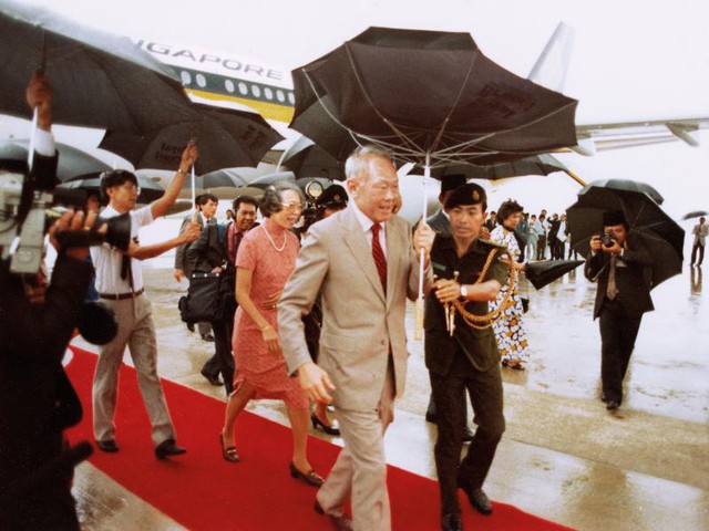Ông Lý và vợ rạng rõ trong chuyến thăm Brunei, bất chấp thời tiết mưa bão.
