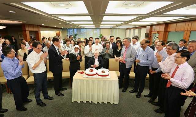 Các thành viên chính phủ Singapore tổ chức sinh nhật lần thứ 90 cho ông Lý Quang Diệu.