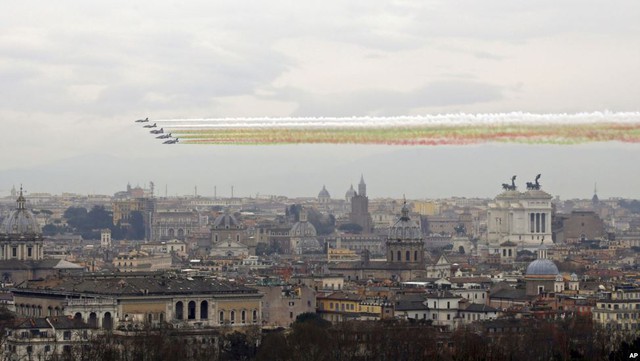 Phi đội Frecce Tricolori của Không quân Italia trình diễn bay trên bầu trời thành phố Rome nhân kỷ niệm 154 năm quốc khánh Italia.