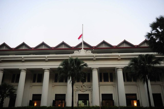 SGH treo cờ rủ sau khi ông Lý Quang Diệu qua đời. Tất cả các tòa nhà tại Singapore đều treo cờ rủ trong thời gian quốc tang, từ 23 - 29/3.