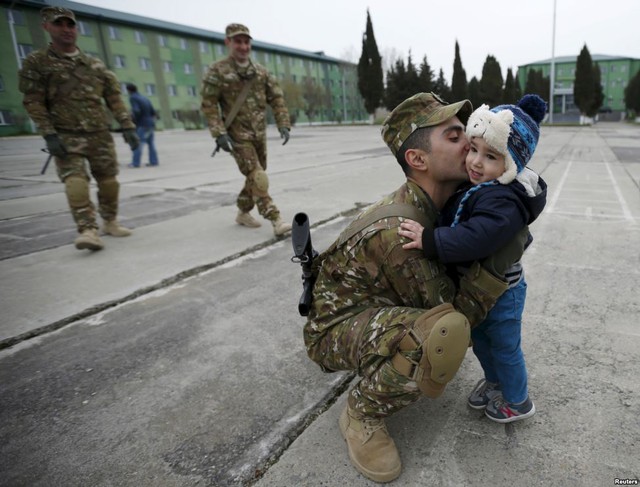 Một quân nhân ôm hôn con trai sau lễ chia tay tại căn cứ quân sự Vaziani ở ngoại ô Tbilisi, Georgia.