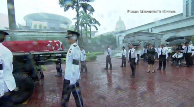 Trời mưa tầm tã trong lễ quốc tang Cố Thủ tướng Lý Quang Diệu. Ảnh: Văn phòng Thủ tướng Singapore.