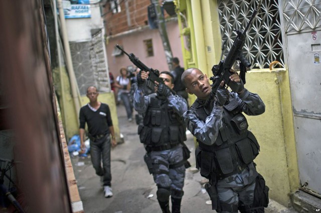 Cảnh sát bán quân sự tuần tra khu ổ chuột Roquette Pinto ở Rio de Janeiro, Brazil.