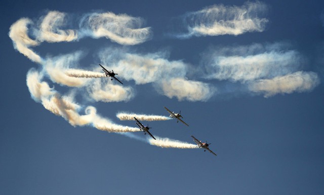 Máy bay của đội vô địch biểu diễn nhào lộn Anh trình diễn trên bầu trời thành phố Ahmedabad, Ấn Độ.