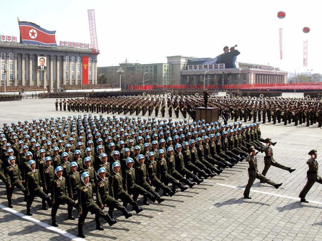 Binh chủng lớn nhất trong quân đội Triều Tiên là lục quân, với khoảng 1 triệu quân chính quy và hàng triệu công dân khác với vai trò quân dự bị.