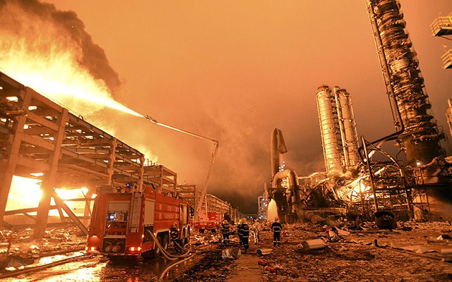 Lính cứu hỏa cố gắng dập tắt lửa bùng phát sau khi một vụ nổ lớn xảy ra tại một nhà máy hóa chất ở thành phố Chương Châu, tỉnh Phúc Kiến, Trung Quốc.
