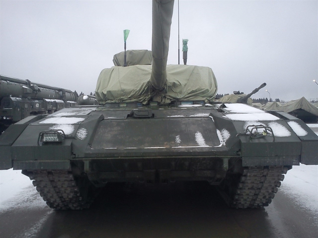 Hình ảnh rõ nét về siêu tăng T-14 Armata với thiết kế thon mượt, tháp pháo điều khiển từ xa vẫn được bọc vải kín.