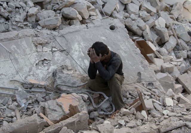 Cậu bé ôm mặt khóc trên đống đổ nát của một tòa nhà bị phá hủy trong đợt không kích của quân đội chính phủ nhằm vào phe phiến quân tại thành phố Aleppo, Syria.