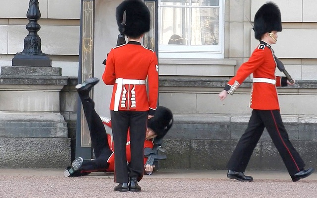 Lính gác Cung điện Buckingham trượt chân ngã khi đi qua chiếc nắp đậy miệng cống tronng lúc thực hiện nghi thức đổi gác trước mặt hàng nghìn khách du lịch. 