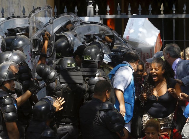 Người dân phản ứng khi họ bị cảnh sát chống bạo động đuổi khỏi một tòa nhà bỏ hoang ở Flamengo, Rio de Janeiro, Brazil.