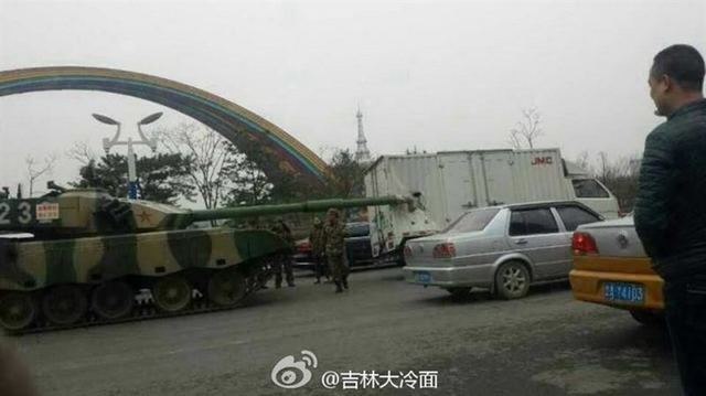 Theo hình ảnh được truyền thông Trung Quốc đăng tải cho thấy, khi tham gia giao thông, một chiếc tăng Type 96A do không kiểm soát được tốc độ đã đâm nòng pháo làm thủng thùng xe ôtô tải loại nhỏ.