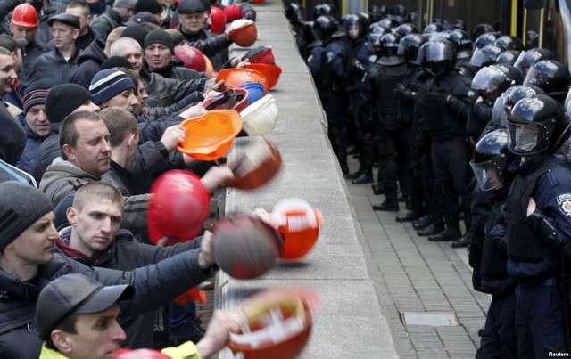 Các công nhân mỏ biểu tình bên ngoài tòa nhà chính phủ ở thủ đô Kiev, yêu cầu chính phủ bảo vệ việc làm của họ khi phe ly khai ở miền đông Ukraine đe dọa buộc các mỏ ở khu vực này phải đóng cửa.