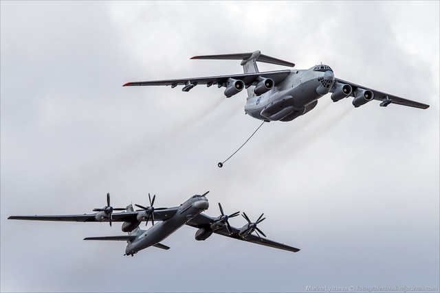 Máy bay tiếp dầu Il-78 mô phỏng quá trình tiếp dầu cho máy bay ném bom Tu-95.