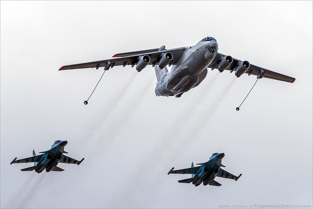 Il-78 cùng 2 máy bay ném bom Su-34,...