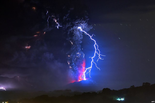 Sét đánh sáng lóa xuyên qua cột khói bụi phun trào từ miệng núi lửa Calbuco ở Frutillar, miền nam Chile.