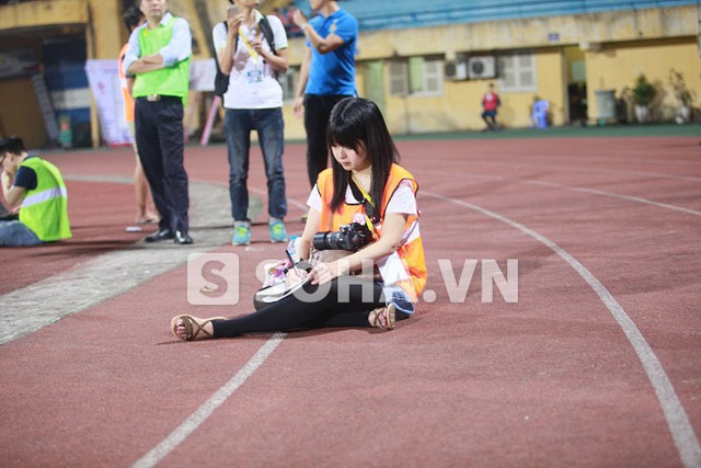 Megumi Hata tách riêng một góc khi tác nghiệp ở khu vực dành cho báo giới