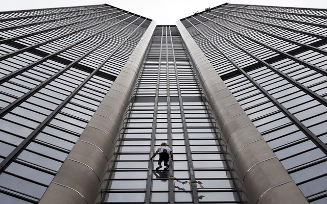 ‘Người nhện’ Alain Robert trèo lên tòa tháp Montparnasse cao 210 m tại thành phố Paris, Pháp.