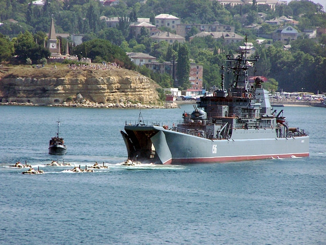 Hãng Interfax dẫn nguồn phát ngôn viên của Hạm đội Biển Đen, Đại úy Vyacheslav Trukhachev cho biết có 10 tàu chiến của hạm đội đã bắt đầu hợp luyện tại Sevastopol để chuẩn bị cho cuộc diễu binh mừng Ngày chiến thắng. Trong ảnh: Tàu đổ bộ cỡ lớn Yamal.