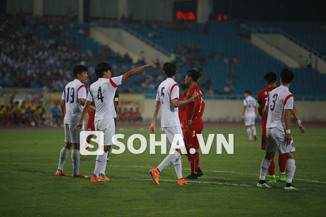 Mạc Hồng Quân là cầu thủ có chiều cao khá tốt ở U23 Việt Nam, nhưng anh vẫn lọt thỏm giữa hàng hậu vệ U23 Hàn Quốc