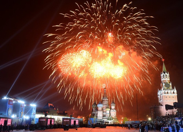Màn bắn pháo hoa rực rỡ mừng lễ kỷ niệm 70 năm Ngày Chiến thắng tại quảng trường Đỏ ở thủ đô Moscow, Nga.