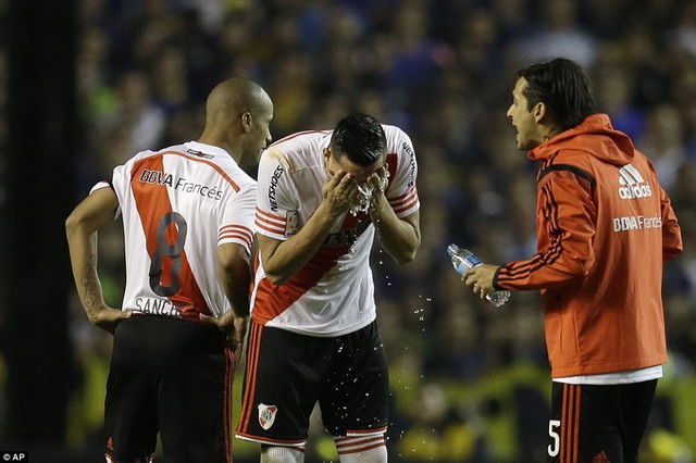 Ramiro Funes Mori của River Plate liên tục phải rửa mặt bằng nước nhưng không hết cay và rát