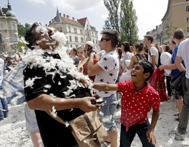 Các du khách đến từ Ấn Độ tham gia cuộc chiến gối ở Ljubljana, Slovenia.