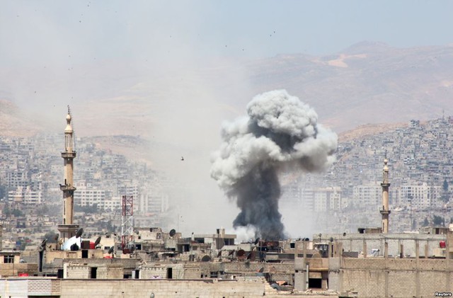 Khói bốc lên sau các đợt không kích của quân đội chính phủ nhằm vào vùng ngoại ô thủ đô Damascus, Syria.