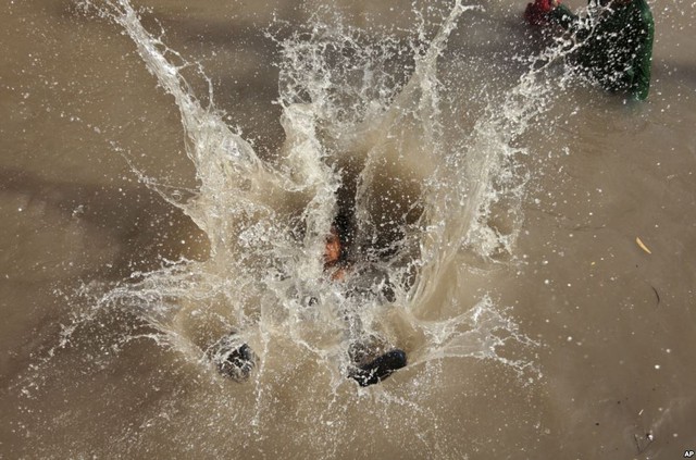 Cậu bé nhảy xuống kênh Ranbir để tắm mát trong một ngày nắng nóng ở Jammu, Ấn Độ.