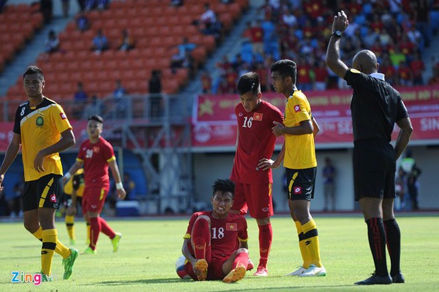 Chính vì thế, phía U23 Việt Nam có không ít cầu thủ bị đau. Trong hiệp 2, Huỳnh Tấn Tài còn dính chấn thương và phải xin thay người.